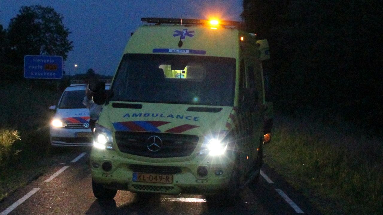 Bestuurder scooter naar ziekenhuis na aanrijding in Groningen.