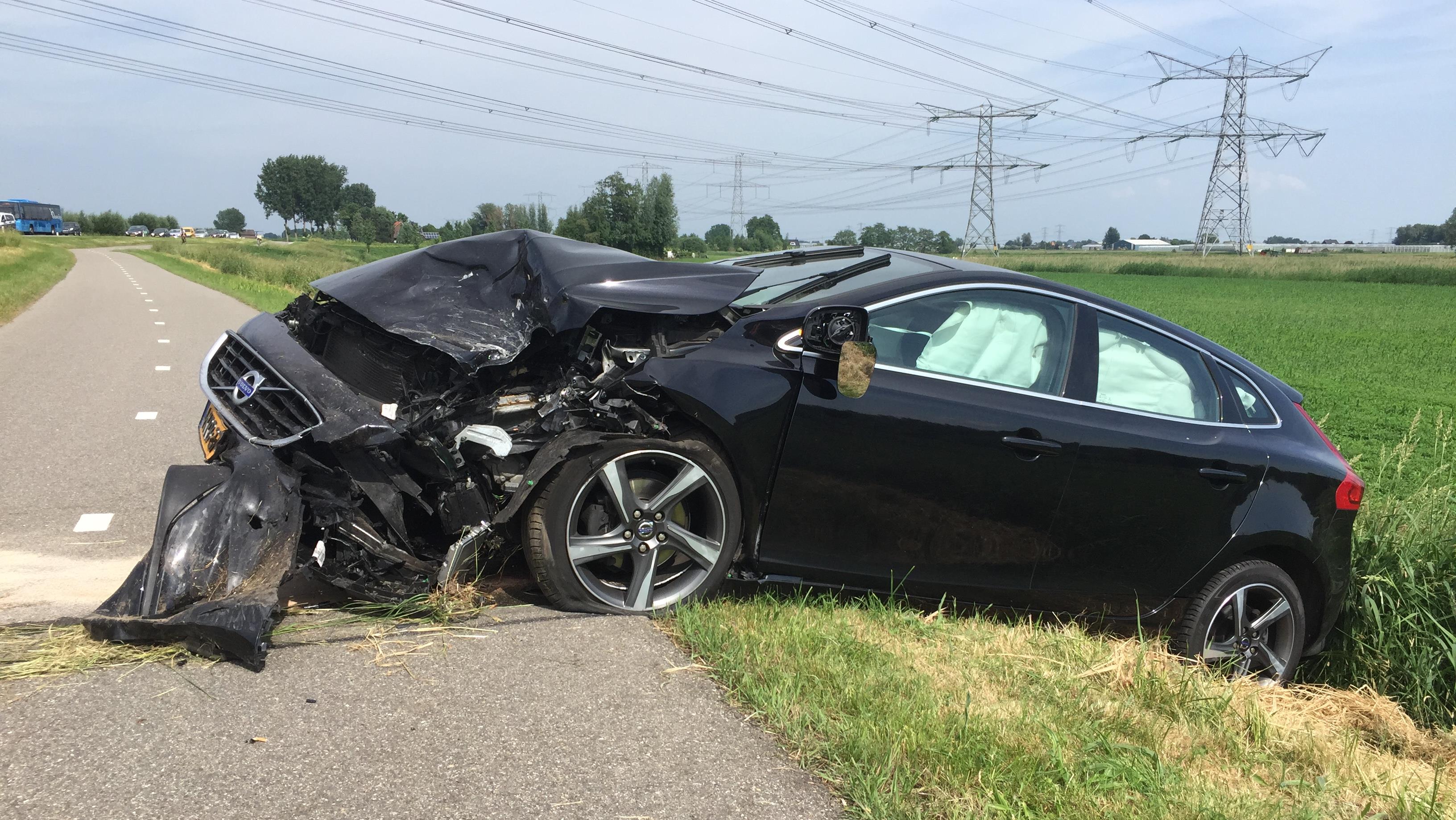 Eén gewonde bij botsing tussen twee autos in Grafhorst. Eén gewonde bij botsing tussen twee autos in Grafhorst.