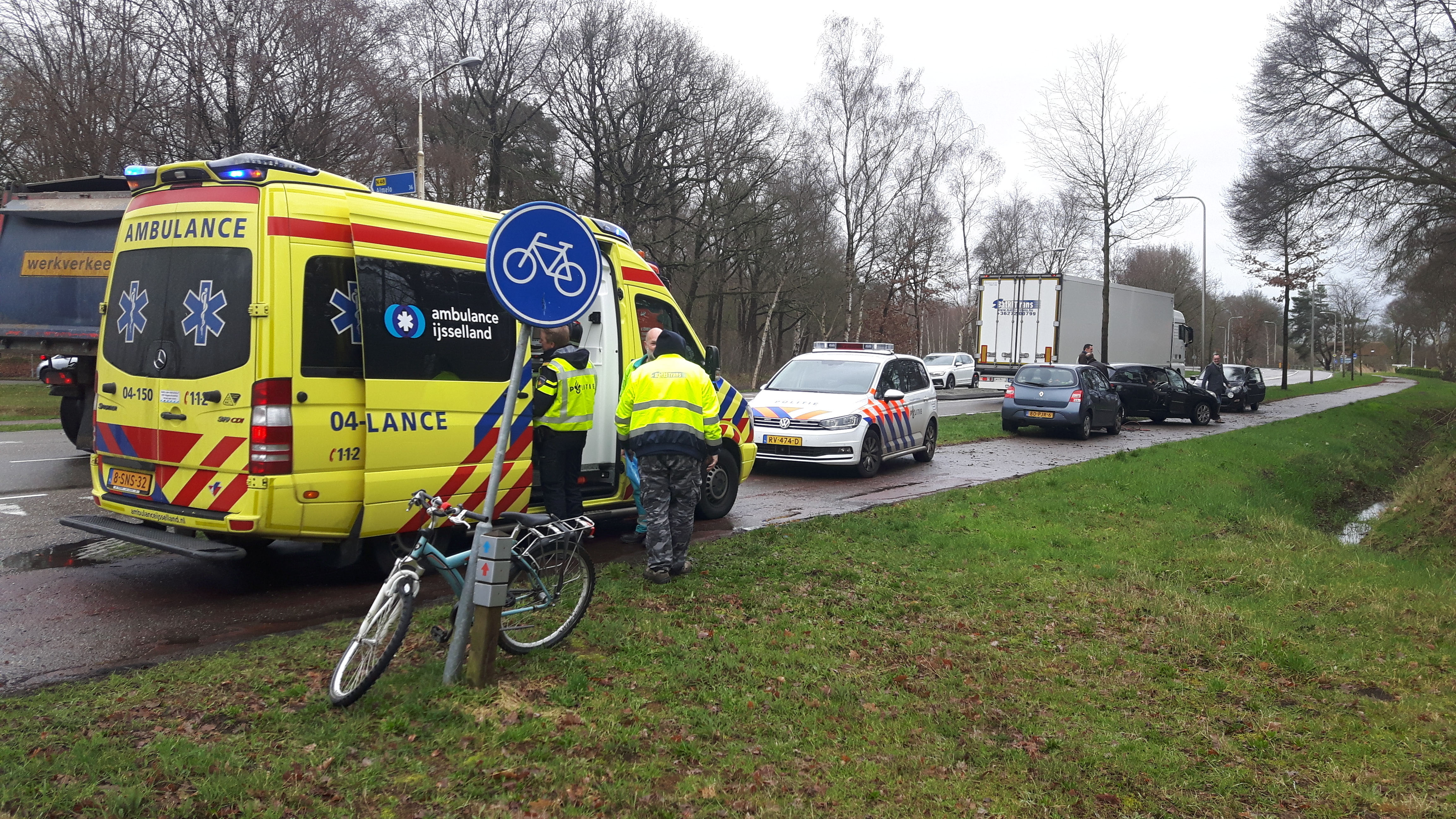 Fietser gewond bij aanrijding met vrachtwagen in Ommen. Fietser gewond bij aanrijding met vrachtwagen in Ommen.