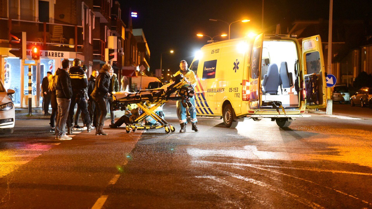 Fietsster naar het ziekenhuis na botsing met bestelbusje in Vught. Fietsster naar het ziekenhuis na botsing met bestelbusje in Vught.