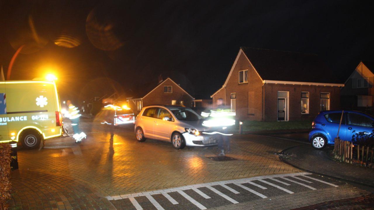 Auto belandt in voortuin na botsing in Lemelerveld, één persoon gewond.