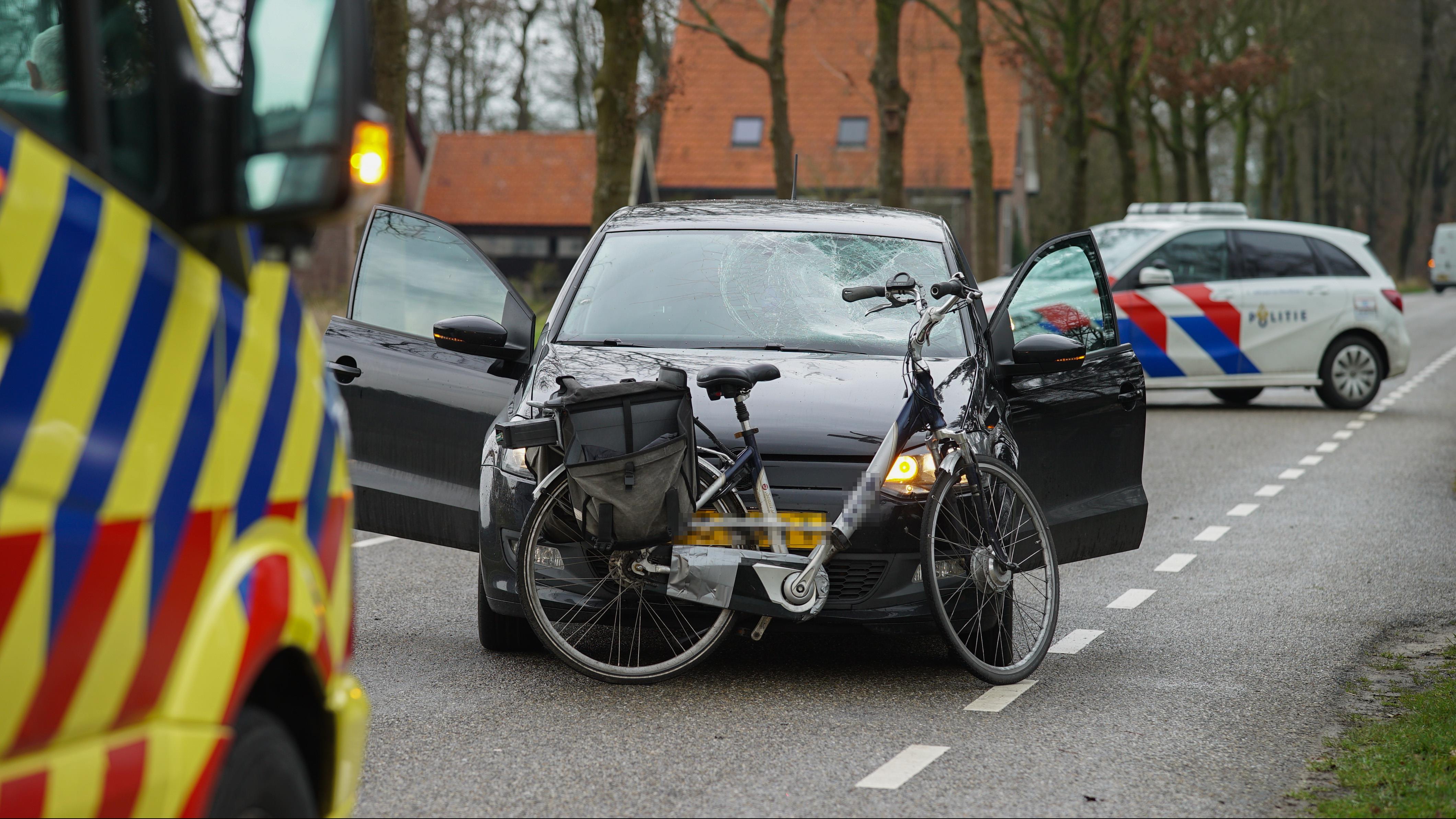 Fietsster gewond bij aanrijding in buitengebied Olst.