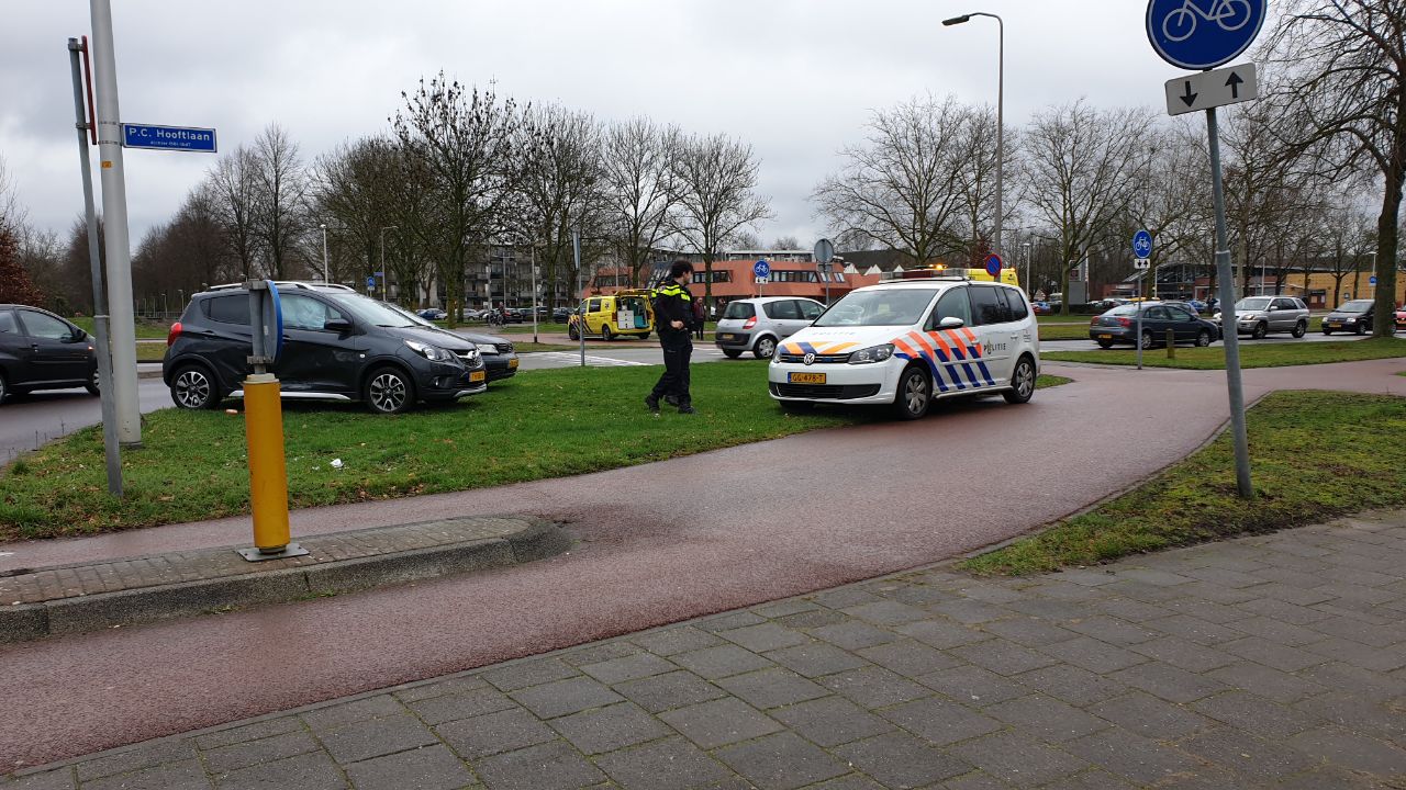 Omstanders duwen gekantelde auto weer op vier wielen na ongeluk in Hengelo.