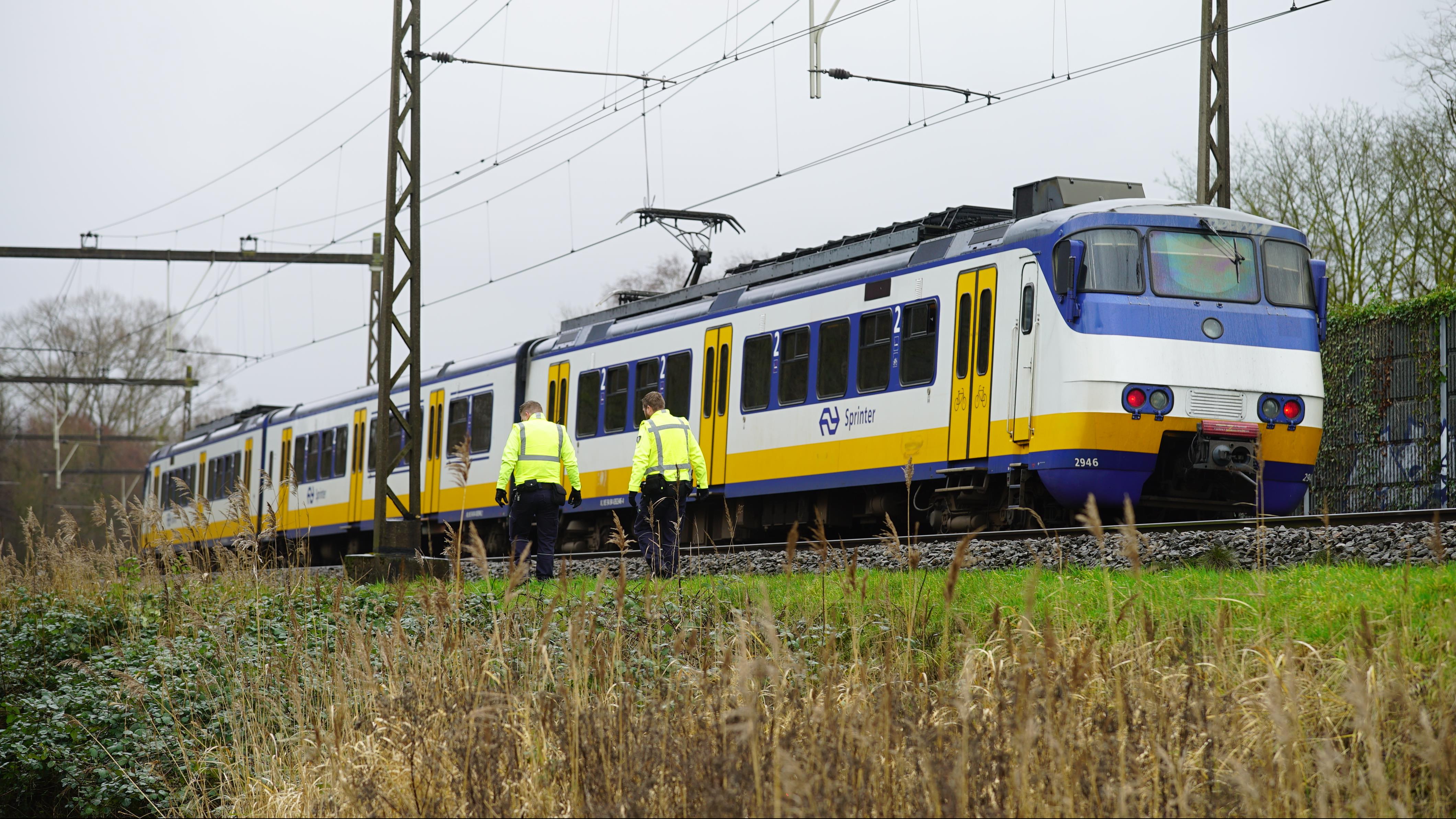 Treinverkeer tussen Deventer en Zutphen hervat na aanrijding met object. Treinverkeer tussen Deventer en Zutphen hervat na aanrijding met object.