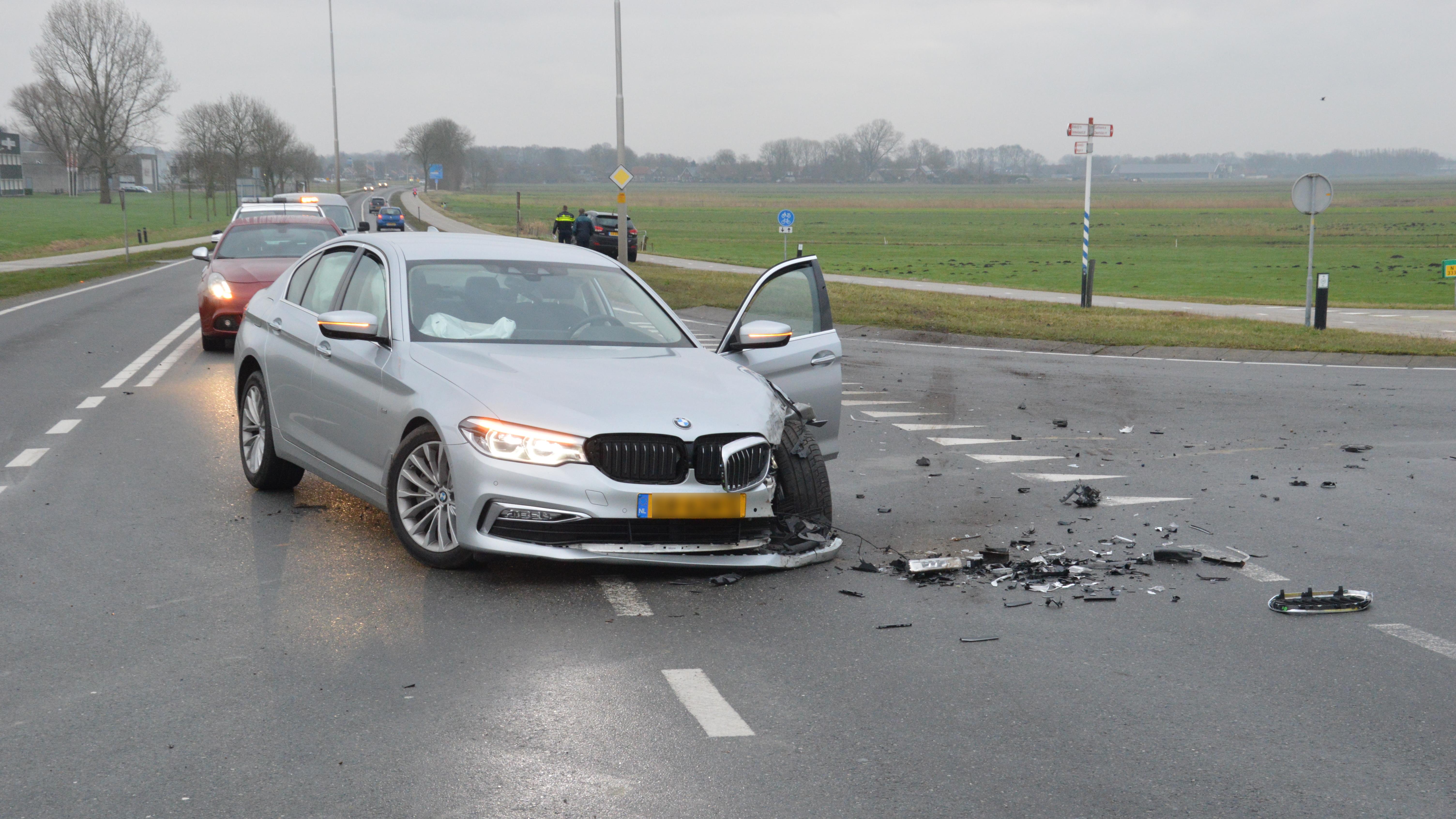 Eén gewonde en flinke ravage bij botsing op N333 bij Steenwijk.