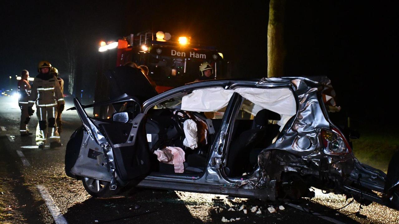 Automobilist gewond bij zwaar eenzijdig ongeluk in Daarle.