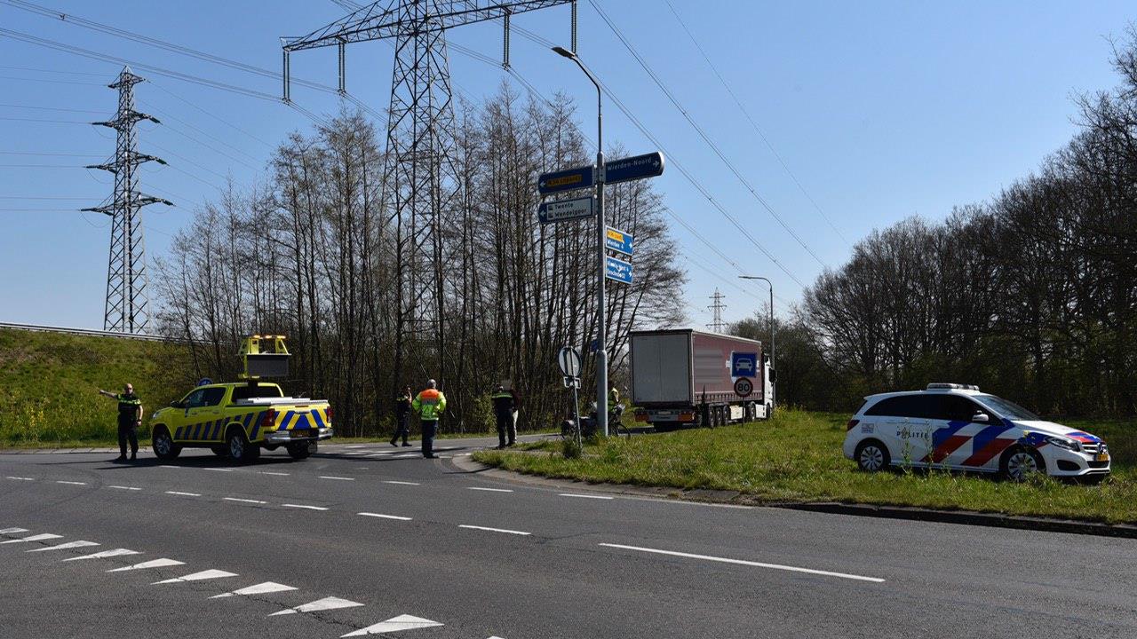 Vrouw op fiets aangereden door vrachtwagen in Almelo.