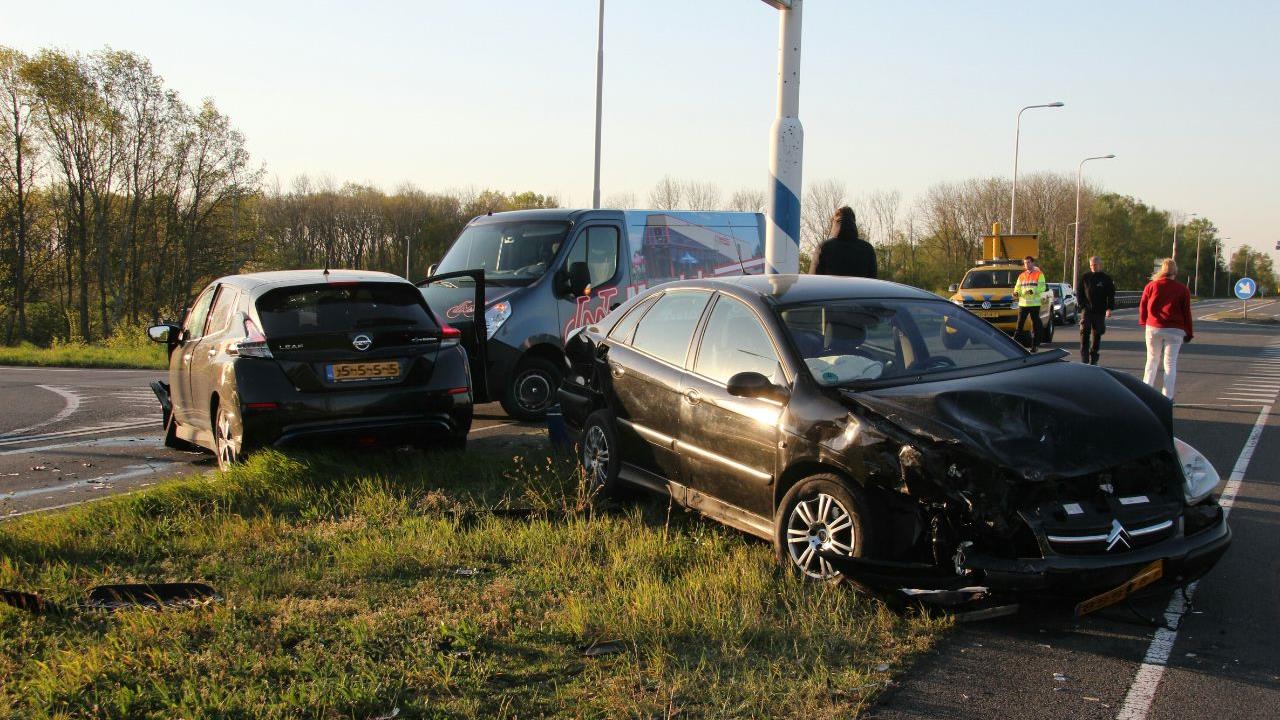 Autos flink beschadigd bij aanrijding op N332 bij Holten.