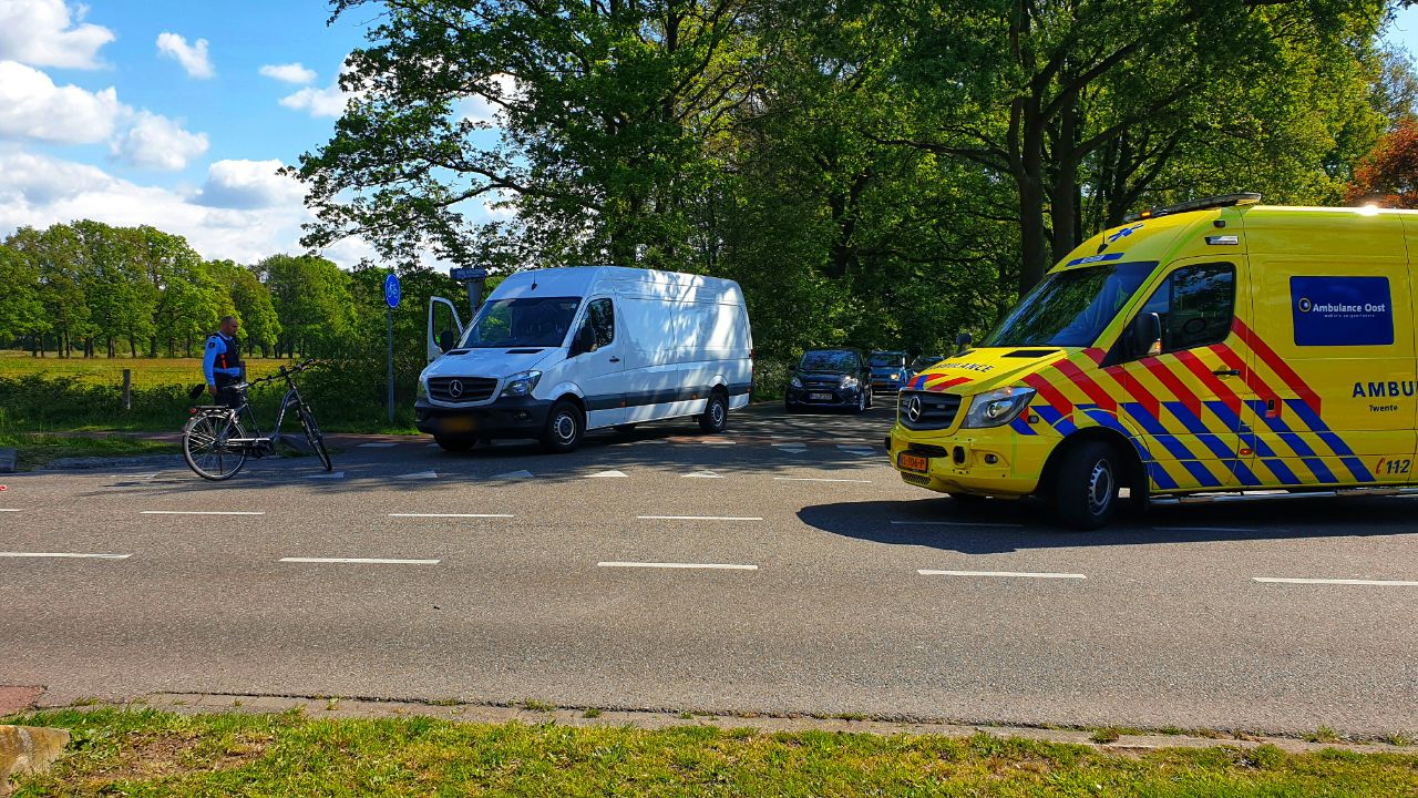 Fietser gewond bij aanrijding met busje in Enschede.