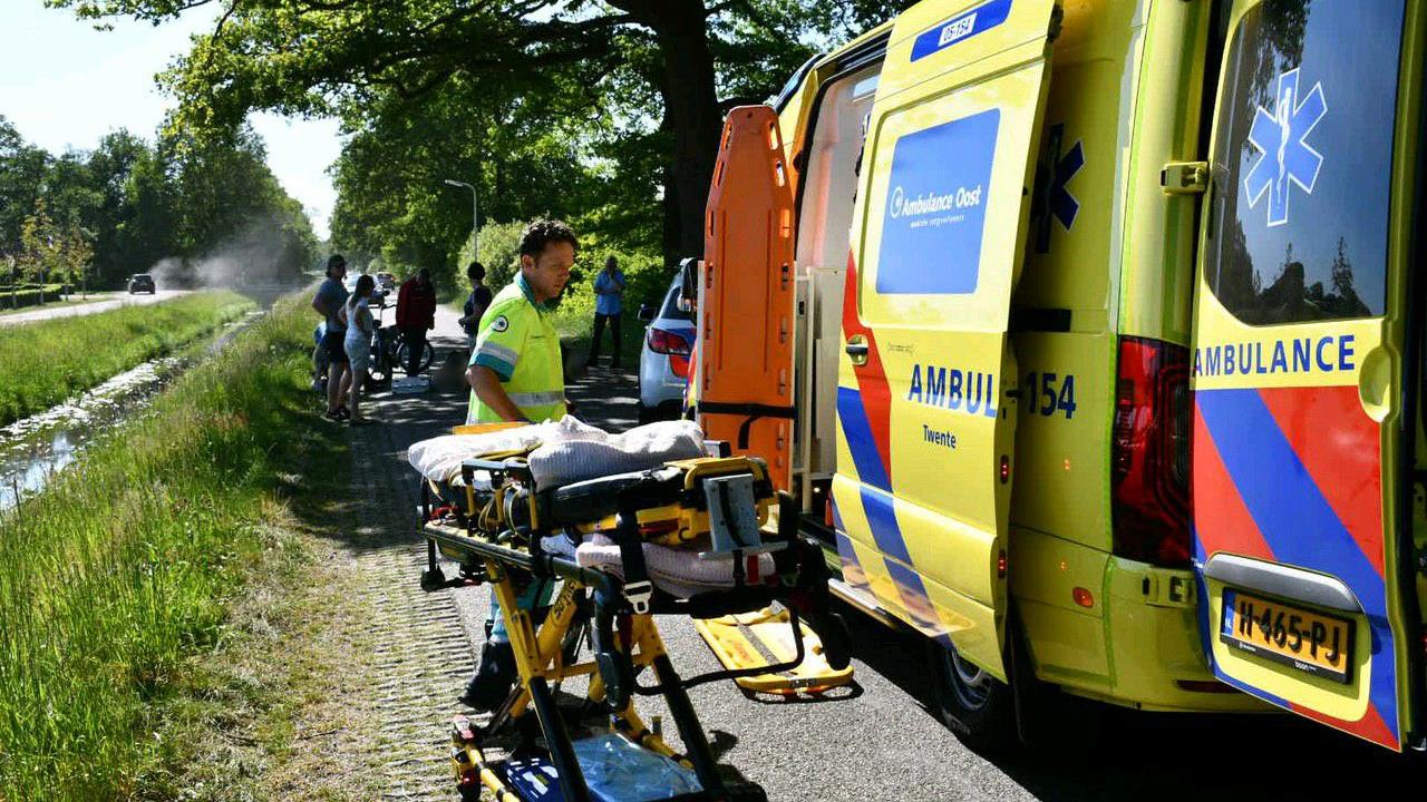 Brommerrijders naar ziekenhuis na ongeval in Den Ham. Brommerrijders naar ziekenhuis na ongeval in Den Ham.