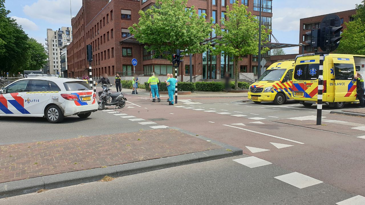 Scooterrijder gewond bij botsing met fietsster in Enschede.
