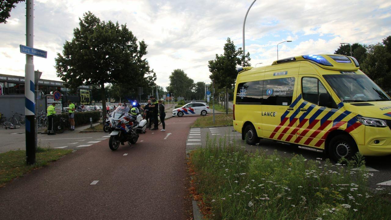 Fietser gewond bij aanrijding met auto in Zwolle. Fietser gewond bij aanrijding met auto in Zwolle.