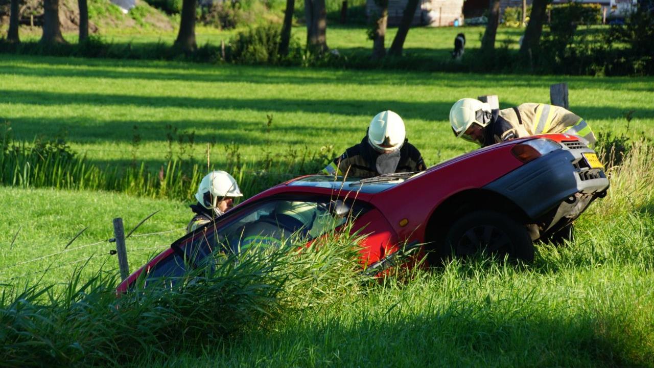 Bestuurder gewond bij aanrijding tussen twee autos in Rouveen. Bestuurder gewond bij aanrijding tussen twee autos in Rouveen.